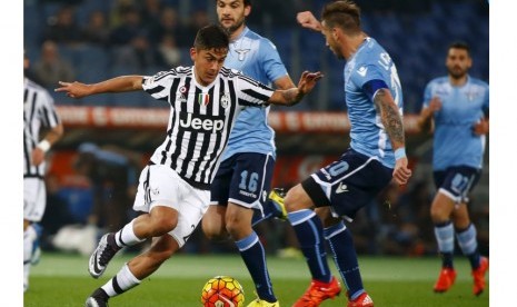 Paulo Dybala (tengah) diapit dua pemain Lazio.