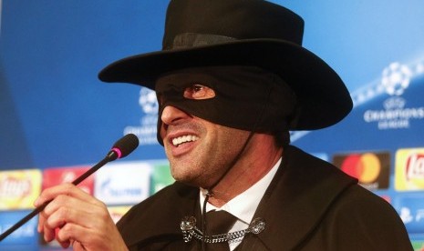 Paulo Fonseca, pelatih Shakhtar Donetsk yang mengenakan kostum Zorro usai timnya lolos ke babak 16 besar.