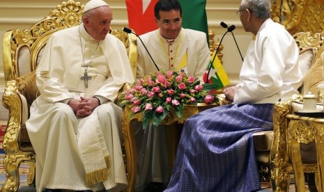 Paus Francis berbicara dengan Presiden Myanmar Htin Kyaw di Istana Kepresidenan di Naypyitaw, Myanmar, Selasa (28/11).