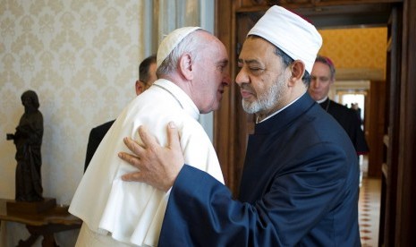 Paus Francis berpelukan dengan Imam Besar Masjid Al Azhar, Kairo Syeikh Ahmed al-Tayeb, Senin, 23 Mei 2016. 