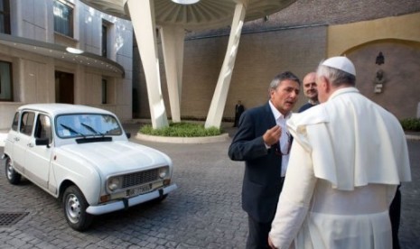 Paus Francis bersama dengan Renault4 pemberian Pastur Italia bernama Renzo Zocca