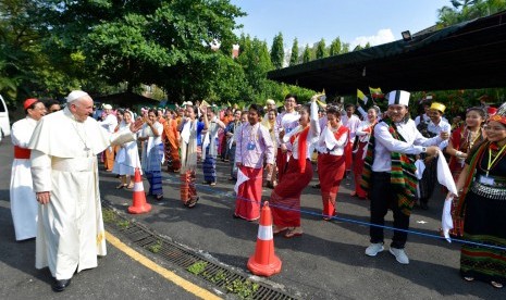 Paus Francis saat tiba di bandara di Yangon, Myanmar, Senin (27/11).