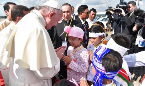 Paus Francis tiba di Yangon, Myanmar, Senin (27/11).