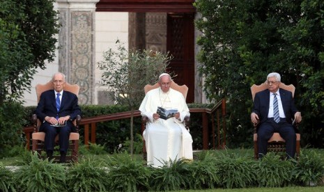 Paus Fransisku dalam pertemuan dengan Presiden Israel Shimon Peres dan Presiden Palestina Mahmoud Abbas di Vatikan pada 2014.