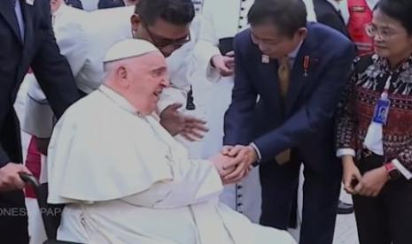 Paus Fransiskus bersalaman dengan Ketua Panitia Pelaksana Kunjungan Paus ke Indonesia Ignasius Jonan di Bandara Soekarno-Hatta, Kota Tangerang, Banten, Selasa (3/9/2024).