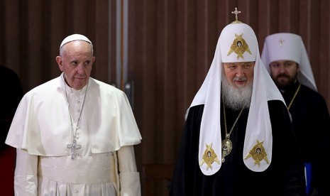 Paus Fransiskus bertemu pemimpin ortodoks Rusia, Patriarch Kirill (kanan) di Kuba.