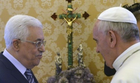 Paus Fransiskus bertemu Presiden Palestina Mahmoud Abbas di Vatikan.