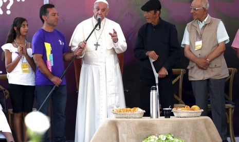 Paus Fransiskus (Francis) menyampaikan pidato di depan Gereja St Alberto Hurtado di Santiago, Cile, Selasa (16/1).