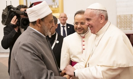 Paus Fransiskus (kanan) menyalami Imam Besar masjid Al Azhar Al Sharif, di Abu Dhabi, Uni Emirat Arab, Minggu (3/2/2019).