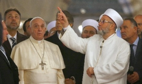 Paus Fransiskus ketika mengunjungi Masjid Biru di Istanbul pada 29 November 2014.