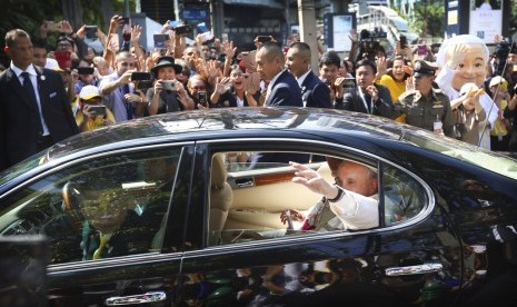 Paus Fransiskus (Paus Francis) melambaikan tangan saat ia tiba di Kedutaan Besar Vatikan di Bangkok, Thailand, Rabu (20/11).