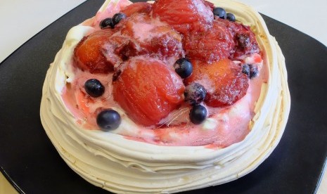 Pavlova dengan saus plum.