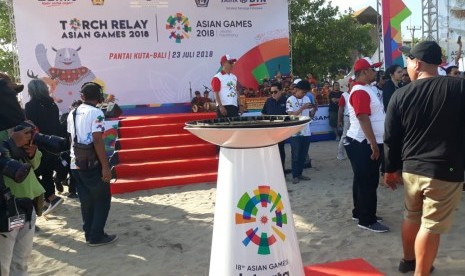 Pawai api obor (torch relay) Asian Games 2018 di Pantai Kuta, Bali, Senin (23/7). Bali menjadi kota ke-20 dari 64 kota di 18 provinsi Indonesia yang disinggahi tim pembawa api obor Asian Games 2018.