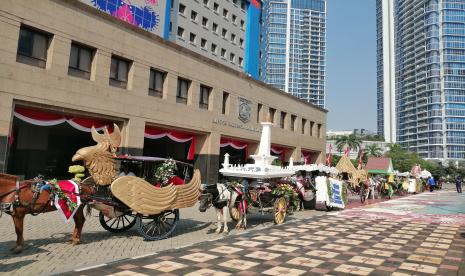 Pawai delman di depan kantor Wali Kota Jakarta Barat, Ahad (23/8).