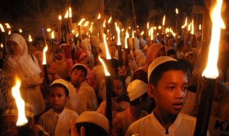 Pawai Obor.  Anak-anak memegang obor sambil berjalan di kawasan pemukiman diJakarta, Rabu (14/11)malam. Mereka menyambut datangnya tahun baru islam 1434 H. 