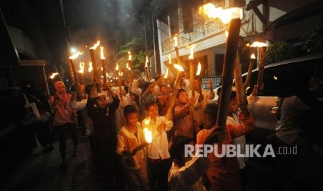 Pawai Obor. Anak-anak mengikuti pawai obor dalam menyambut Tahun Baru Islam 1 Muharam 1439 H di kawasan Cikini, Jakarta, Rabu (20/09). Tanggal 21 September menjadi awal tahun bagi penanggalan kalender 1439 Hijriah. 