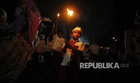 Pawai Obor. Anak-anak mengikuti pawai obor dalam menyambut Tahun Baru Islam 1 Muharam 1439 H di kawasan Cikini, Jakarta, Rabu (20/09). Tanggal 21 September menjadi awal tahun bagi penanggalan kalender 1439 Hijriah. 