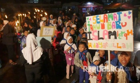 Pawai obor dalam rangka menyambut tahun baru Islam 1 Muharam 1439 H, di Sadangserang, Kota Bandung, Rabu (20/9) malam.