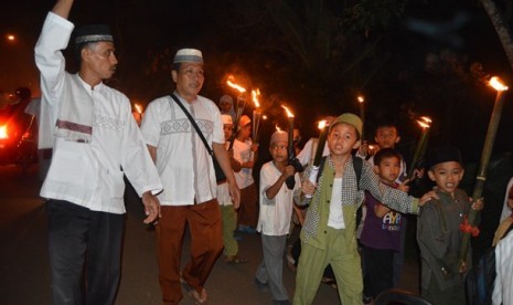 pawai obor  tahun baru 1435 digelar masyarakat desa parung kabupaten bogor jawa barat