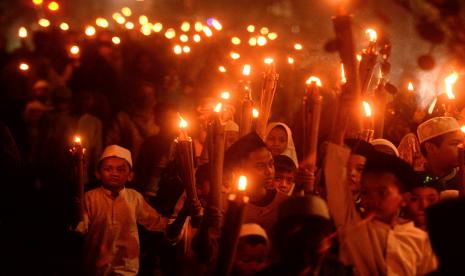 Pawai obor (Ilustrasi). Kalangan santri di Kota Palembang, Sumatra Selatan, dengan riang gembira mengikuti pawai obor dalam rangka menyambut bulan suci Ramadhan 1444 Hijriyah, pada Selasa (21/3/2023) malam.