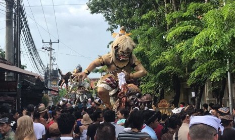 Pawai ogoh-ogoh di sepanjang Jalan Raya Pantai Kutai dan Legian menarik perhatian wisatawan.