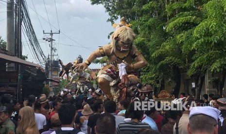 Pawai ogoh-ogoh menjadi atraksi wisata yang menarik perhatian wisatawan mancanegara di sepanjang Jalan Raya Pantai Kuta dan Legian. 