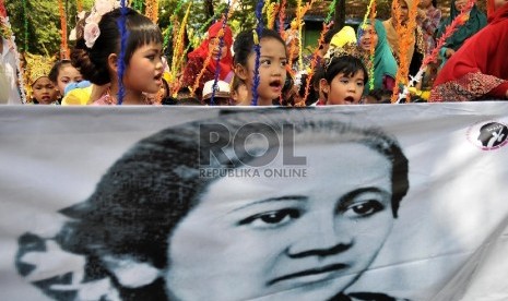  Pawai peringatan Hari Kartini.