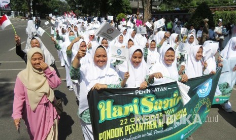 Pawai ribuan santri usai upacara Peringatan Hari Santri Tingkat Provinsi Jabar (Ilustrasi).  Hari Santri momentum perkuat loyalitas kepada bangsa dan negara 