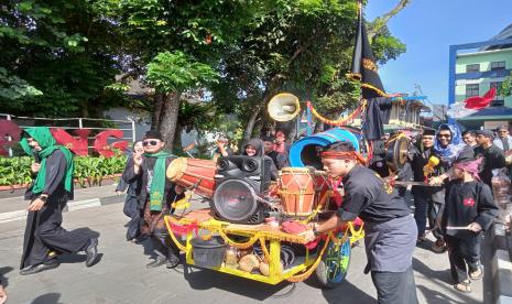 Pawai tarhib Ramadhan di Kota Sukabumi, Selasa (21/3/2023). Momen ini dalam rangka kegembiraan dalam menyambut datangnya bulan suci Ramadhan 1444 Hijriyah. Ribuan Warga Kota Sukabumi Ikuti Pawai Tarhib Ramadhan