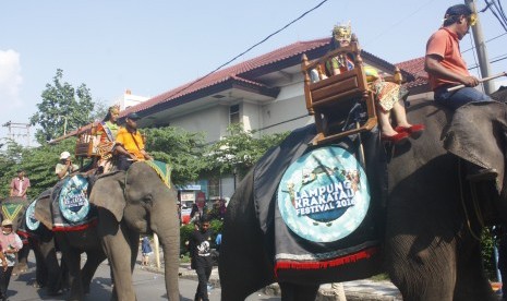 Pawang gajah mengendalikan Gajah Lampung saat karnaval budaya dalam rangkaian Festival Krakatau 2016 di Bandar Lampung, Ahad (28/8). 