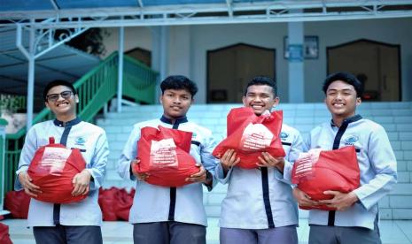 Payakumbuah melalui Dompet Dhuafa menyalurkan 1000 paket sembako dalam 2 Tahun Padang Payakumbuah, Berbagi Kebahagiaan, bingkisan terbaik ini dibagikan kepada anak yatim, lansia dan dhuafa.