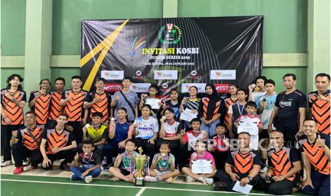 PB Luluk Hadiyanto Cileungsi kembali menunjukkan komitmennya dalam mengembangkan bakat-bakat muda bulu tangkis Indonesia dengan ikut berpartisipasi dalam Tournament Investasi Kosbi Junior 2025.