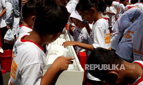 PB PDGI bersama PT Unilever Indonesia melalui Pepsodent memperingati Hari Kesehatan Gigi dan Mulut Sedunia 2018, pada Selasa (20/3). Para siswa dan siswi SDN Tebet Timur 01 Pagi turut berpartisipasi dalam kegiatan menyikat gigi yang dibimbing oleh para dokter gigi PB PDGI. 