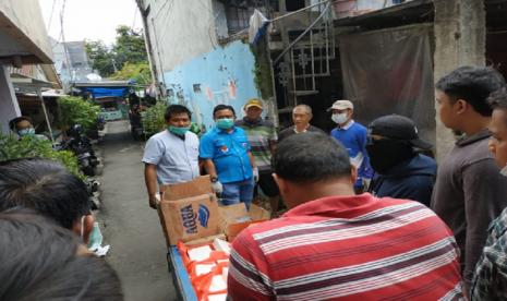  PB SEMMI dan KNPI Bagikan 450 Makanan di Johar Baru.