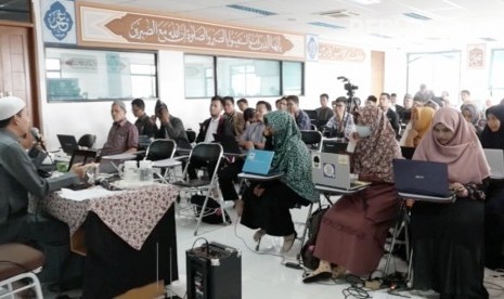 PB Wanita Al-Irsyad, Indonesia Mahir Al-Quran dan Kitadata menyelenggarakan One Day Training Qsoft Penggalian Data Qurani Tematik di Masjid Abu Bakar Ash Shiddiq, Sabtu (5/8).