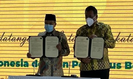  Rektor UI Prof Ari Kuncoro, dan Ketua Umum PBNU Prof KH Said Aqil Siroj menandatangani kesepakatan kerja sama antara UI dan PBNU  di Kampus UI Salemba, Jakarta, Selasa (26/10).