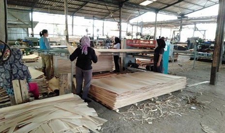 PD Jaya Bagus merupakan perusahaan pembuat kayu lapis (plywood) atau dikenal dengan triplek.