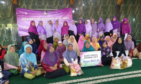 PD Salimah Kabupaten Indramayu menggelar program P2AY (Program Pembinaan Anak Yatim) di Masjid K.H M. Yunus Rasyidi, Pesantren Al Urwatul Wutsqo, Kabupaten Indramayu.