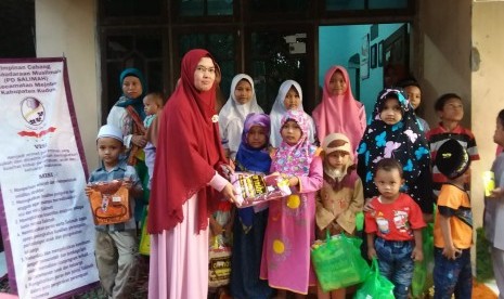 PD Salimah Kudus juga menyalurkan bantuan dalam bentuk baju lebaran baru kepada anak yatim. 