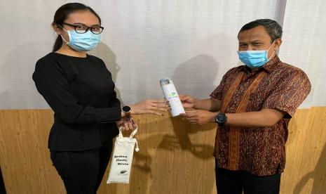 PDAM Depok bagikan 1.000 tumbler memperingati Hari Pelanggan Nasional (HarPelNas) pada 4 September 2020.