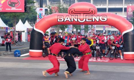 PDIP Teguhkan Komitmen Mega. Foto: Atraksi pencak silat di acara Ride and Night Run 2022.