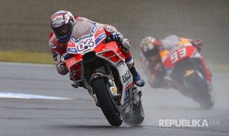 Pebalam Itali Andrea Dovizioso memacu sepeda motor Ducati diikuti Marc Marquez yang mengendarai Honda Granprix MotoGP Jepang di sirkuit Twin Ring Motegi, Motegi, Jepang.