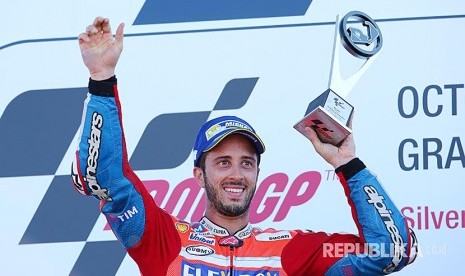 Pebalap Ducati Andrea Dovizioso merayakan kemenangannya pada British Motorcycling Grand Prix 2017 di sirkuit  Silverstone , Northampton