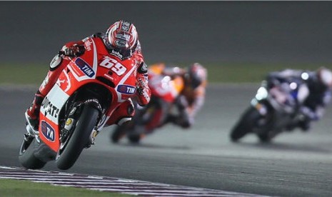 Pebalap Ducati asal Amerika Serikat, Nicky Hayden (kiri), memacu motornya saat sesi latihan bebas GP Qatar di Sirkuit Internasional Losail, Doha, Kamis (4/4). 