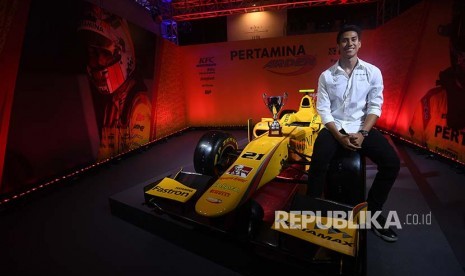 Pebalap F2 tim Pertamina Arden, Sean Gelael berpose atas mobil F2.