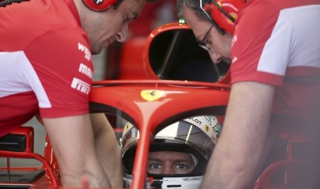 Pebalap Ferrari asal Jerman, Sebastian Vettel, bersiap melakukan latihan bebas GP Australia di Melbourne, Australia, Sabtu (24/3). 