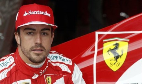 Pebalap Ferrari, Fernando Alonso, berpose di depan tunggangan barunya Ferrari F138 saat sesi latihan di Sirkuit De Catalunya, Montmelo, Spanyol, Selasa (19/2). 