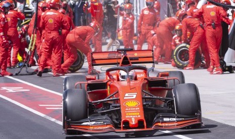  Pebalap Ferrari Sebastian Vettel meninggalkan pit stop di GP Kanada, Montreal, Ahad (9/6).