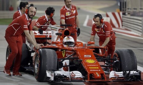 Pebalap Ferrari Sebastian Vettel saat berlatih untuk Bahrain Formula One Grand Prix.