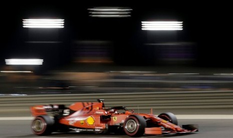 Pebalap Ferrari Sebastian Vettel saat latihan bebas di Bahrain, Jumat (29/3).